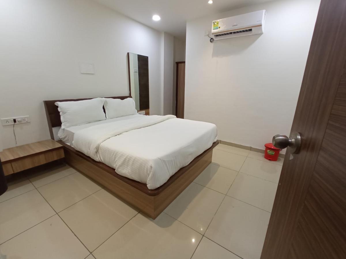 Hotel Mansarovar,Vadodara Extérieur photo
