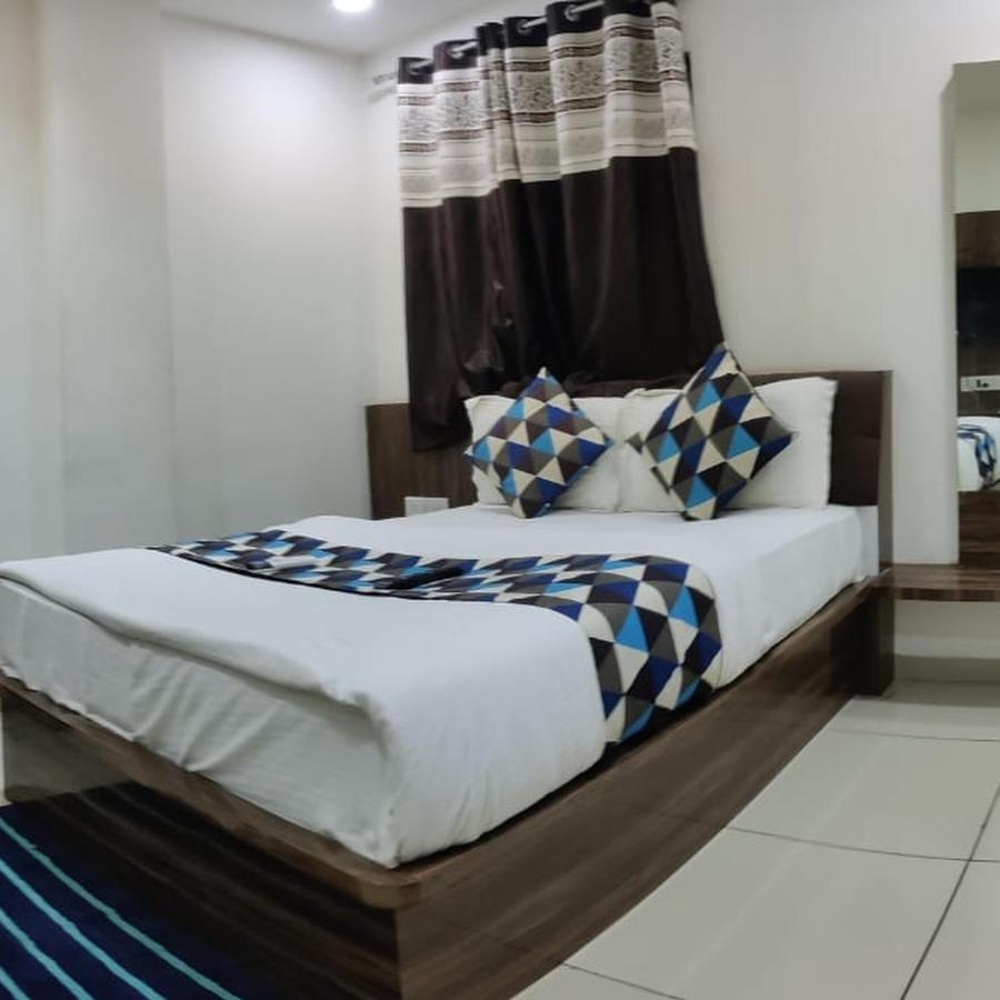 Hotel Mansarovar,Vadodara Extérieur photo