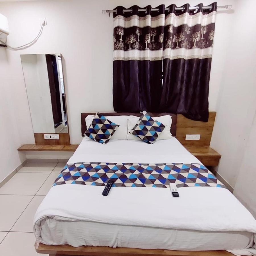 Hotel Mansarovar,Vadodara Extérieur photo