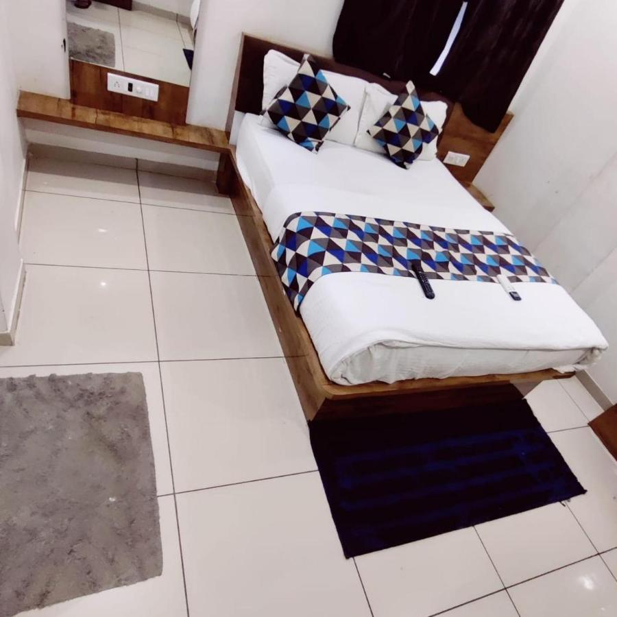 Hotel Mansarovar,Vadodara Extérieur photo