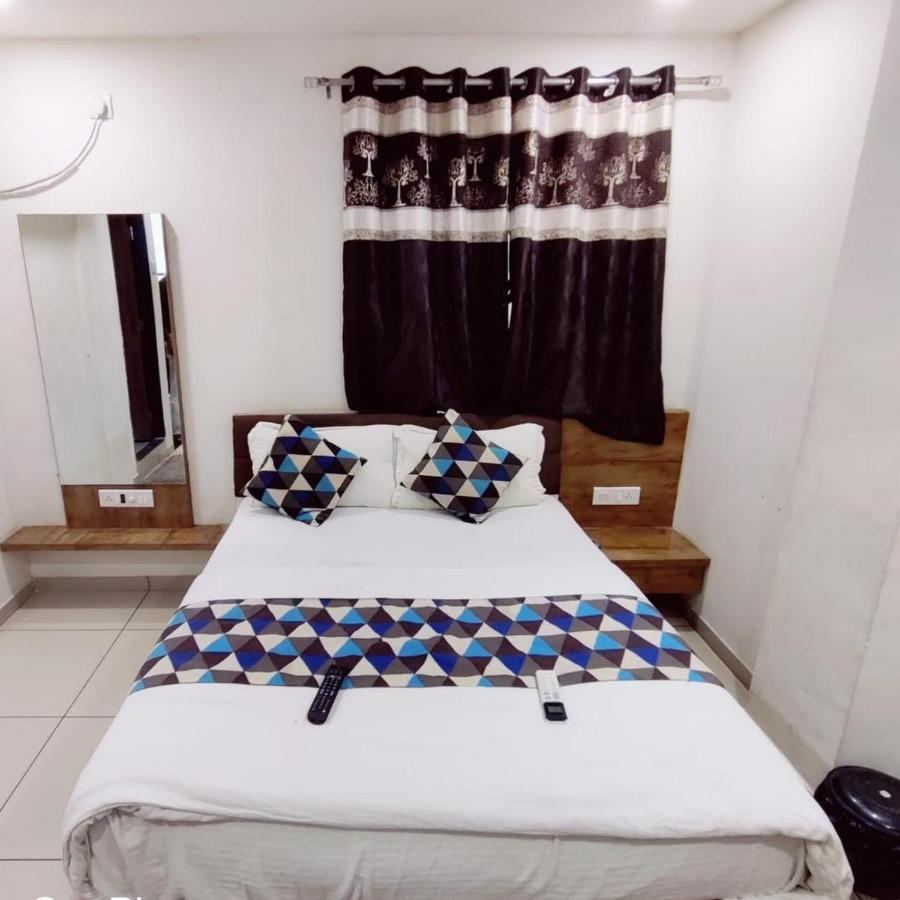 Hotel Mansarovar,Vadodara Extérieur photo