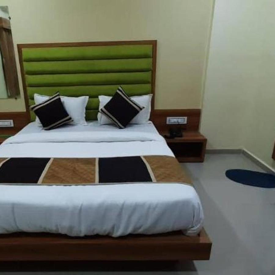 Hotel Mansarovar,Vadodara Extérieur photo