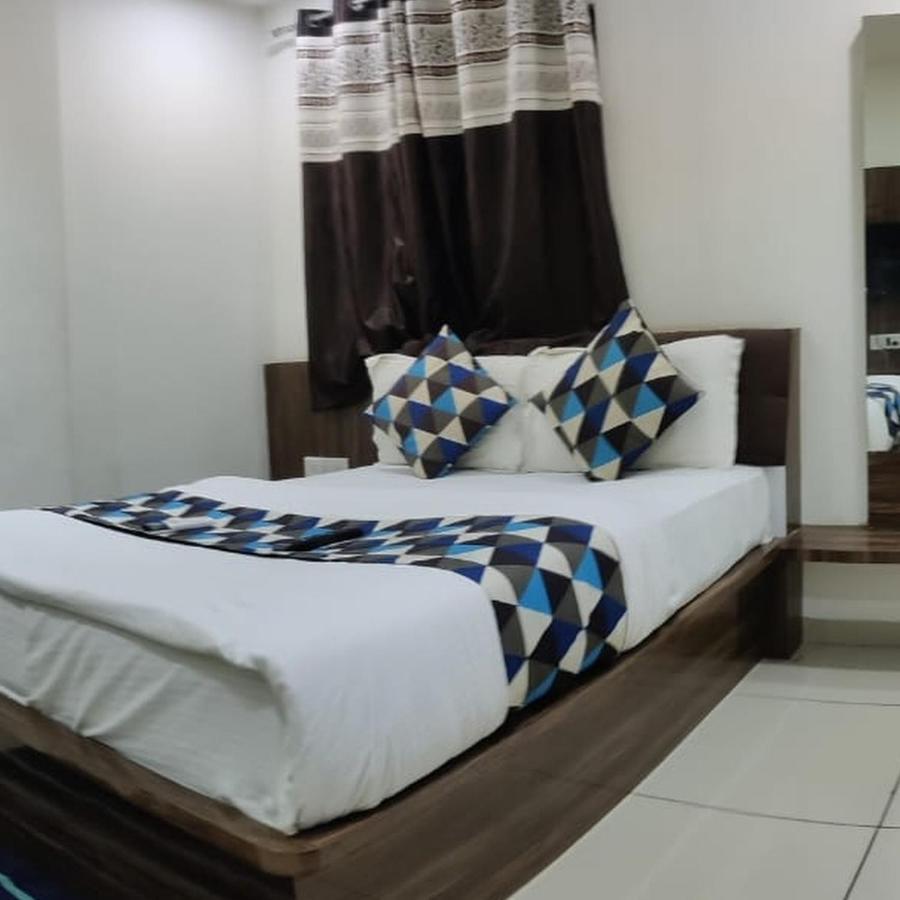 Hotel Mansarovar,Vadodara Extérieur photo