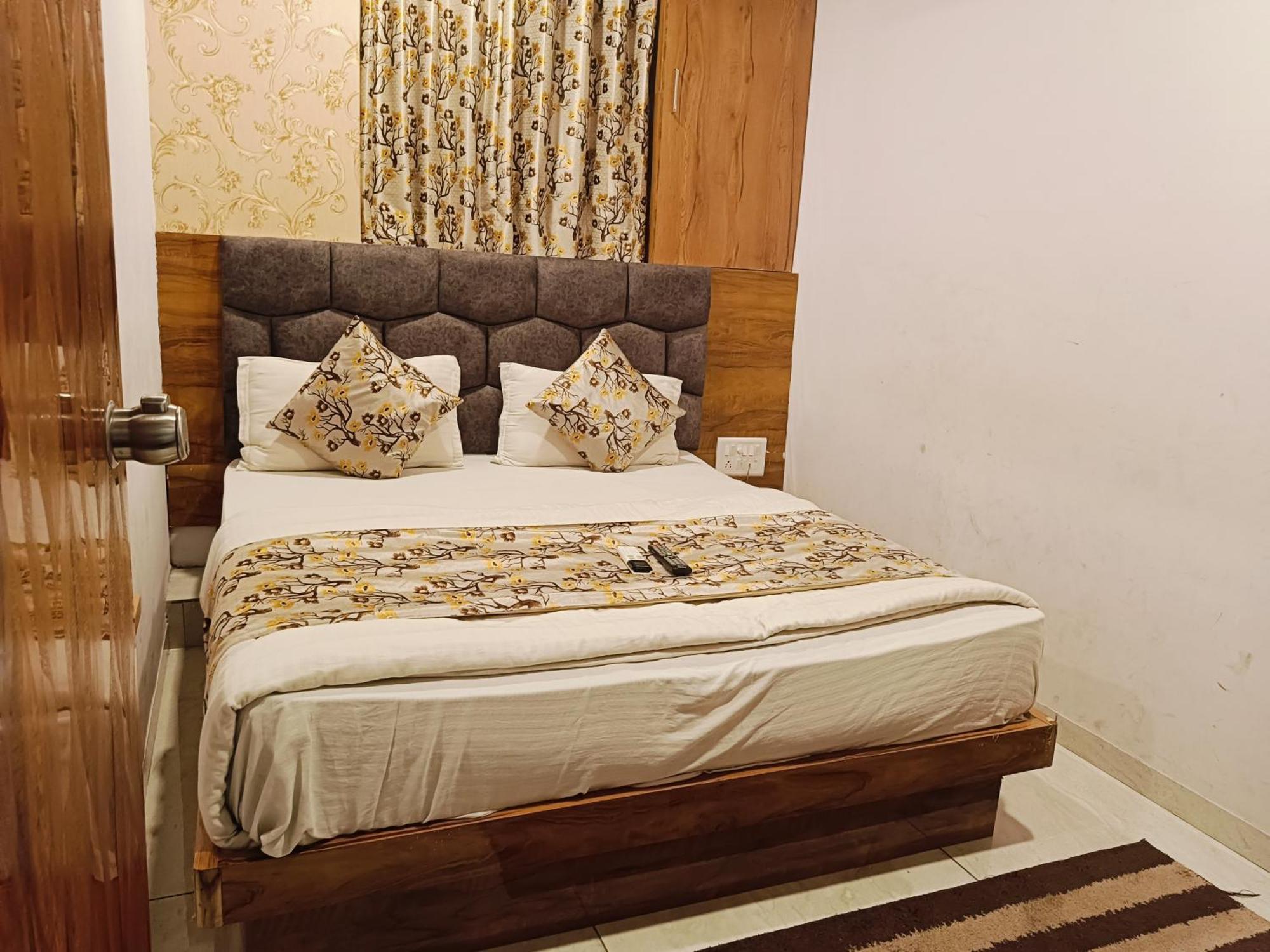 Hotel Mansarovar,Vadodara Extérieur photo